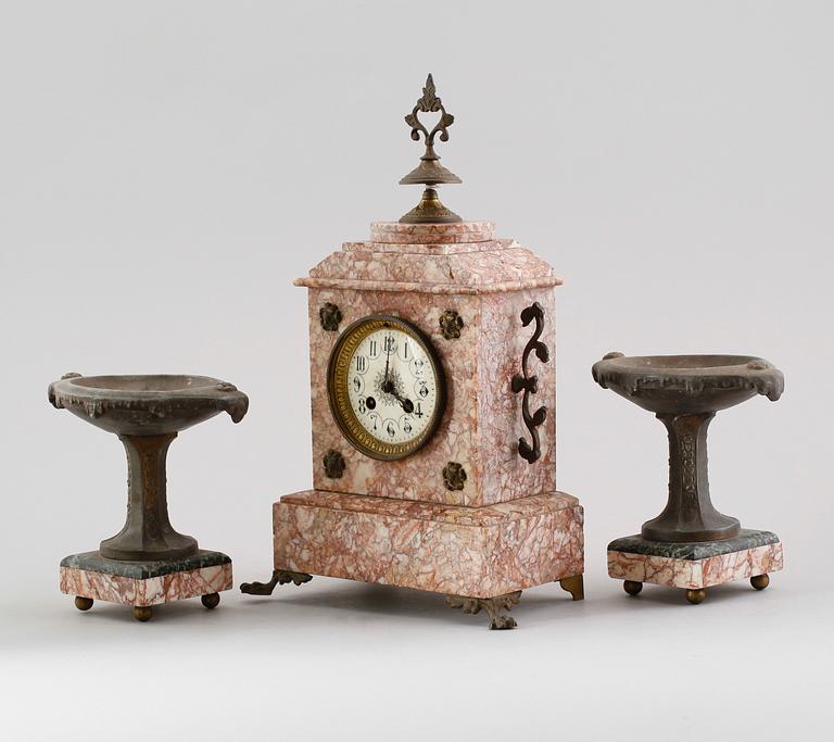 BORDSPENDYL, F Marti, Frankrike, 1800-talets andra hälft samt TAZZOR, 1 par, snarlika.