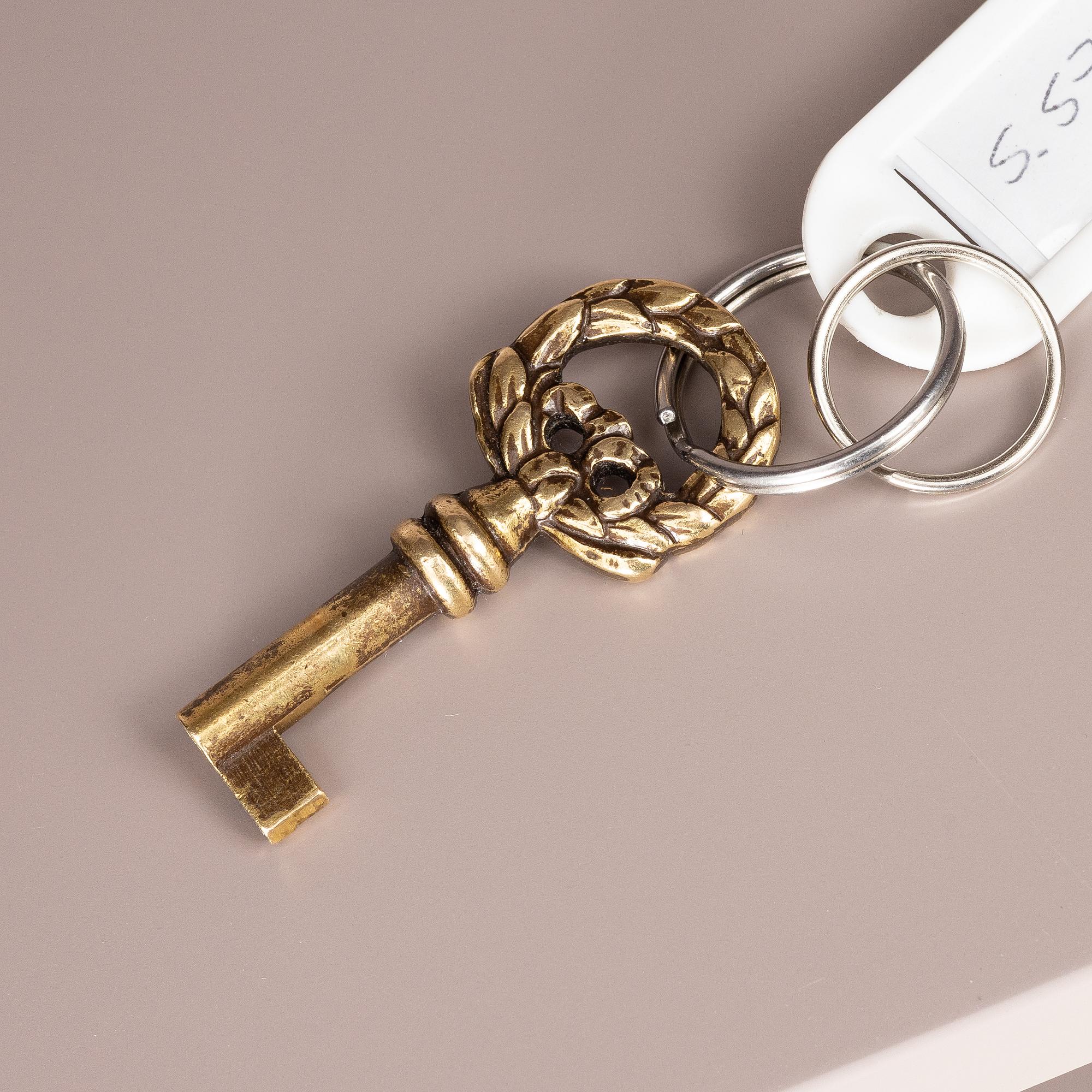 Vitrinskåp, gustaviansk stil, "Signum Gustavus", samtida.