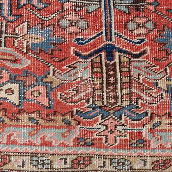 A semi-antique Heriz carpet, ca 322 x 233 cm.