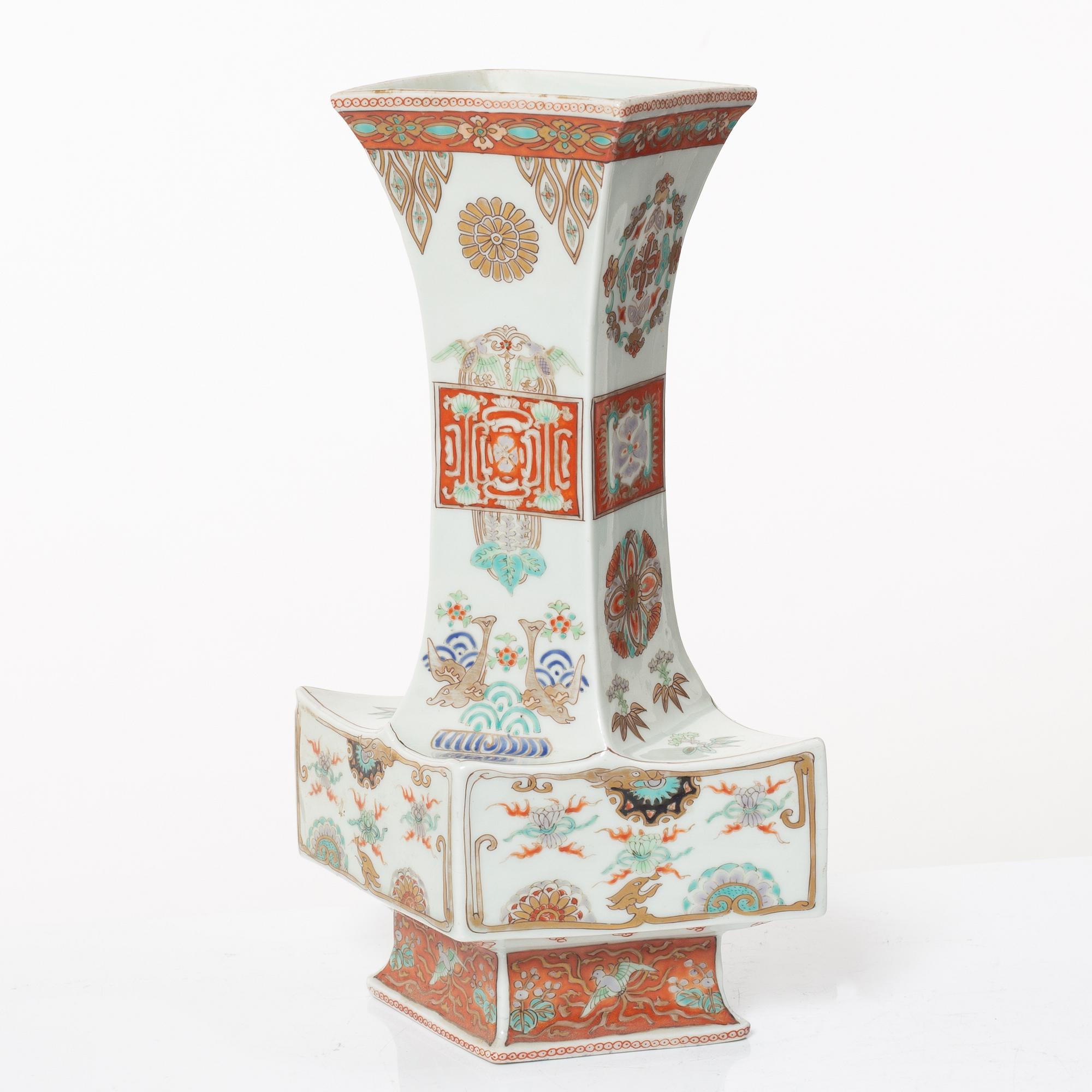 Vaser, två snarlika, porslin, Japan, Showa (1926-89).