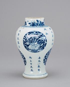 VAS, porslin. Qing dynastin, Kangxi-stil.