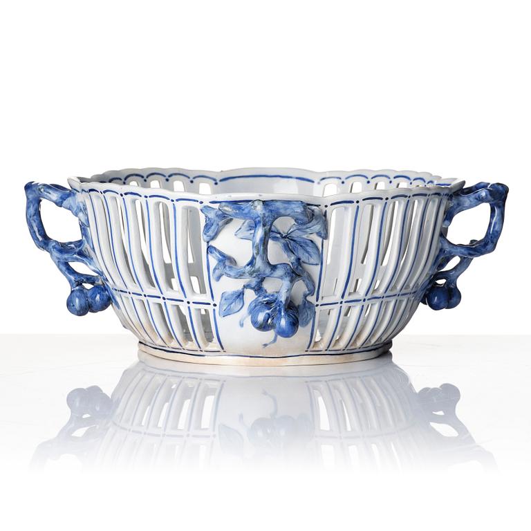 A Swedish latticed jugend flintware bowl and dish, Rörstrand, around 1900.
