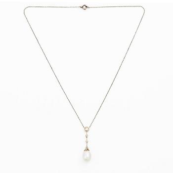 Collier 18K guld och silver med en pärla samt gammalslipade diamanter.