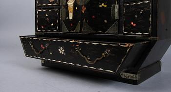 LACKSKÅP, Japan, 1900-talets första del.