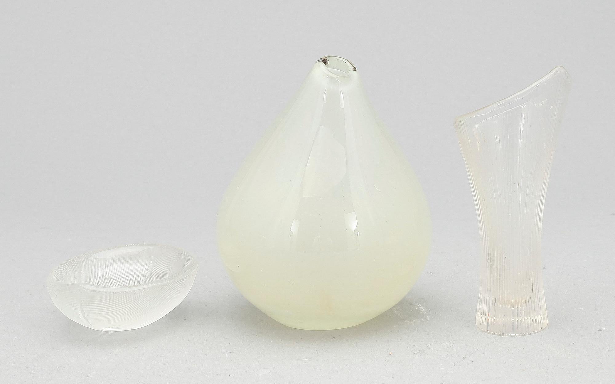 VASER 2 st SAMT SKÅL, glas, Tapio Wirkkala, Iittala. signerade. Två daterade -54 resp -56.