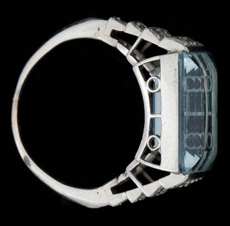 RING, platina med akvamarin och åttkanslipade diamanter tot ca0,30ct. Vikt 4g.