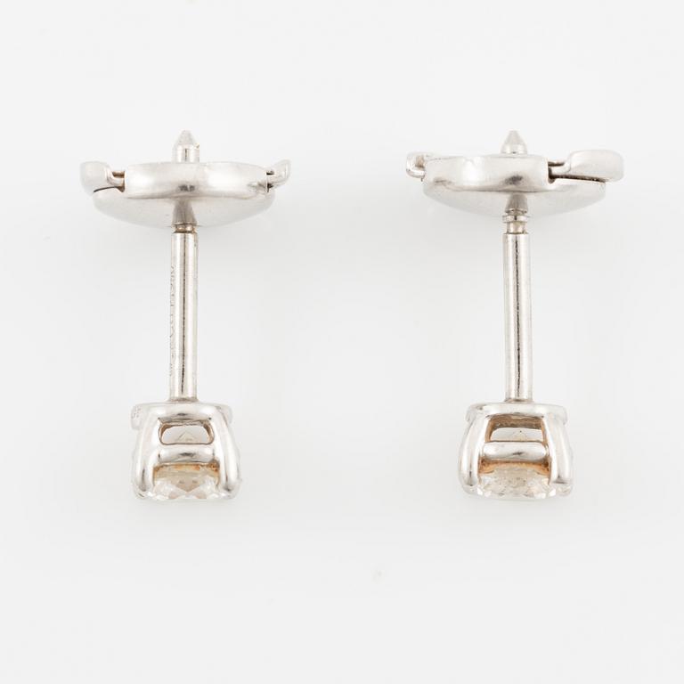 Tiffany & Co ett par örhängen platina med runda briljantslipade diamanter.