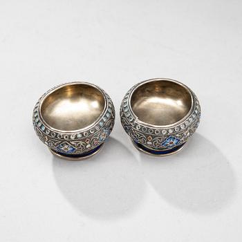 CHARKA OCH 2 SALTKAR, silver, bl a Moskva 1863. Tot. vikt 80,7 g.