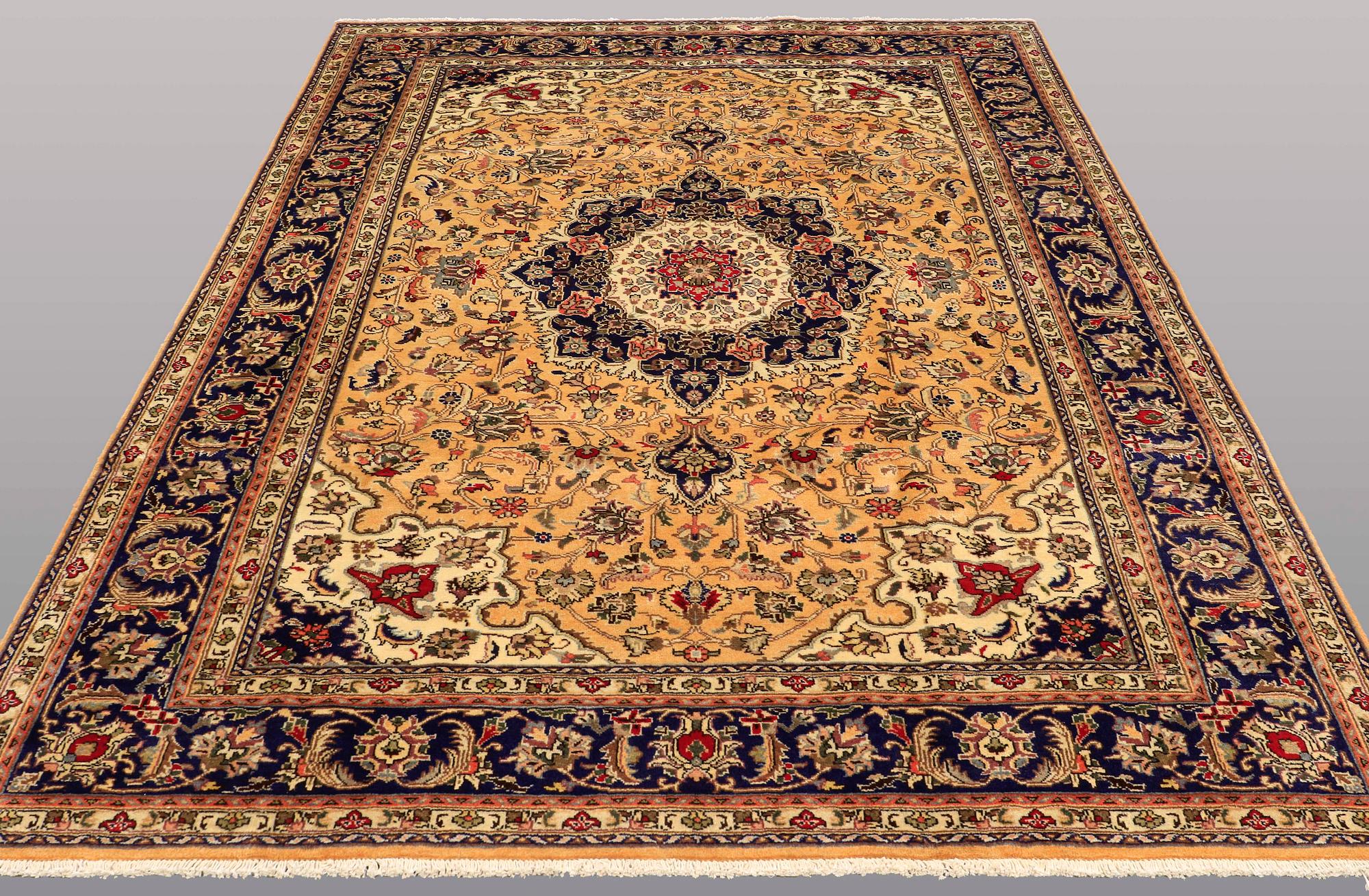 MATTA, Täbriz, ca 297 x 202 cm.