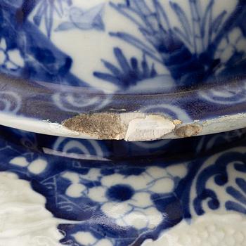 A pair of Japanese blue and white dragon jars, Meiji period (1868-1912).