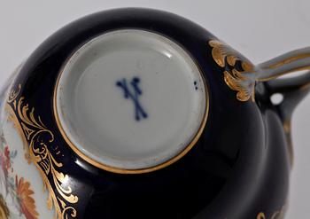 PRAKTKOPP, porslin Meissen (1763-1774) samt KOPP MED FAT, porslin. Meissen.