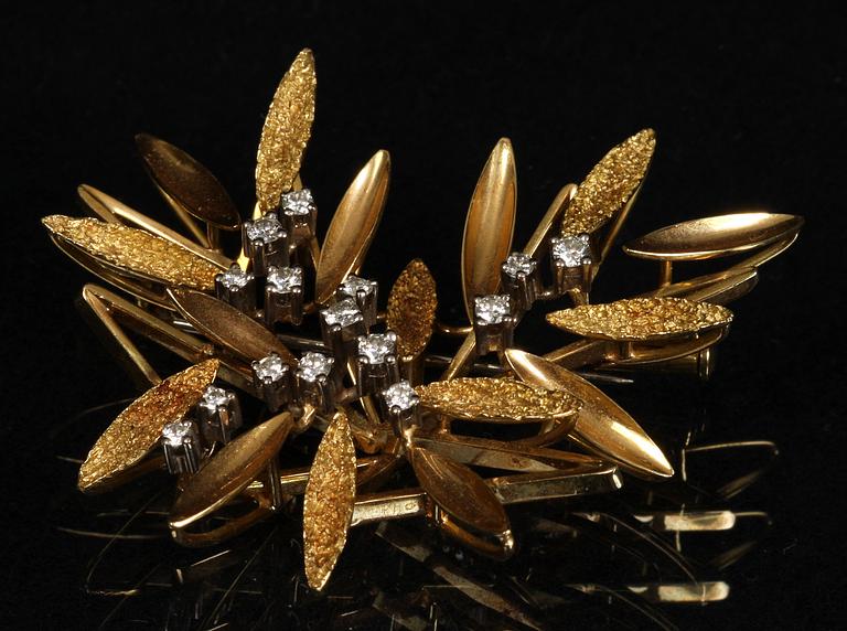 BROSCH, 18k guld med 15 st briljanter.