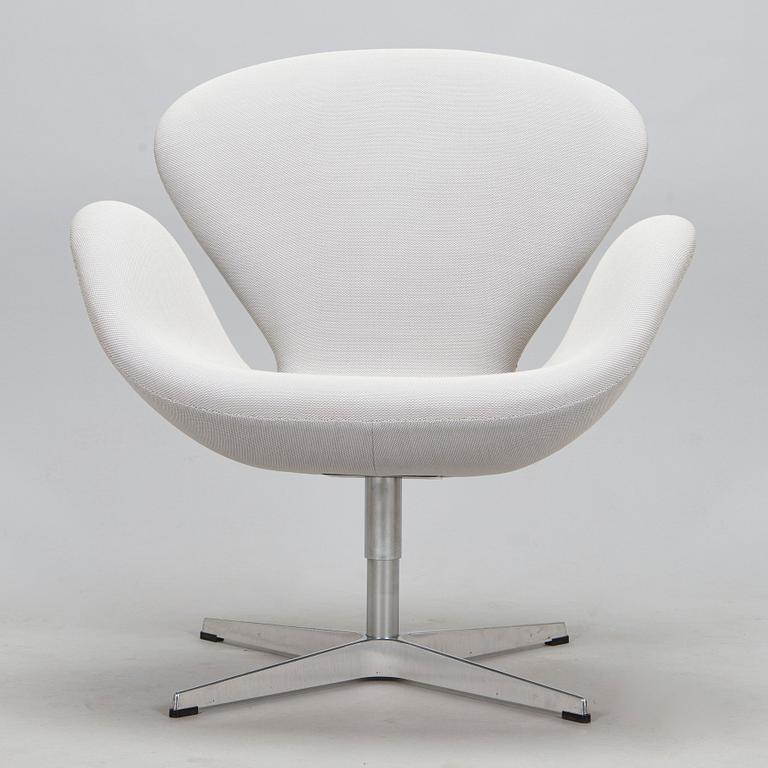 Arne Jacobsen, fåtölj, "Svanen", för Fritz Hansen, 2016.