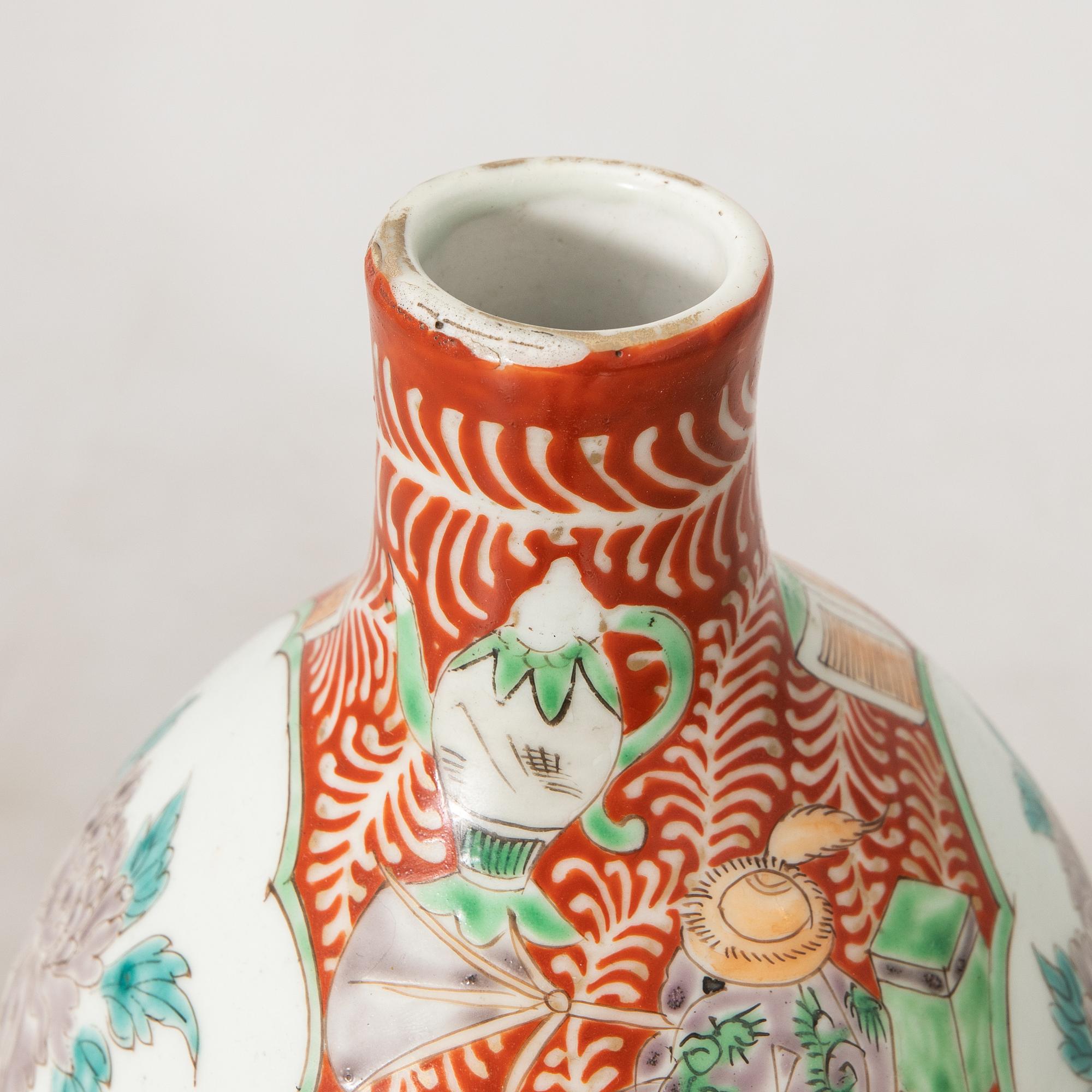 Vase Japan, late 19th century porcelain.