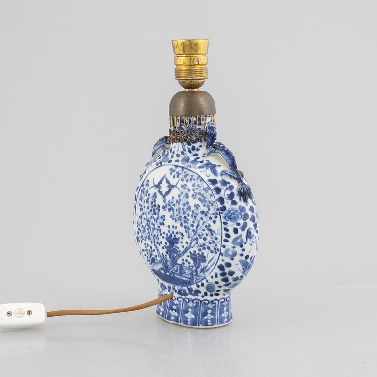 A blue and white porcelain moon flask altered into a table lamp, China, Qing dynasty, 19th century.