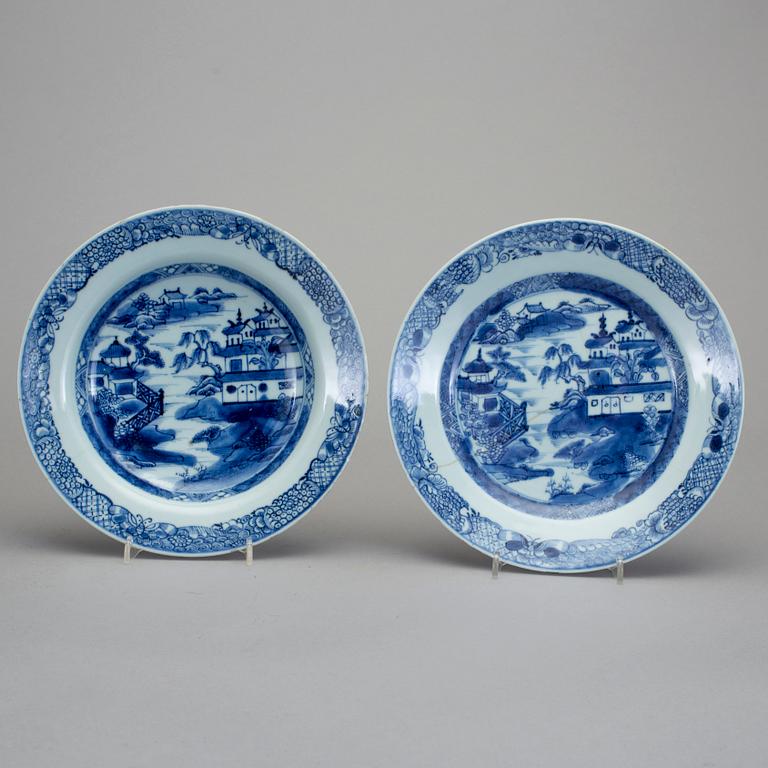 TALLRIKAR, 8+9 st. Porslin, Jiaqing, Kina omkring 1800.
