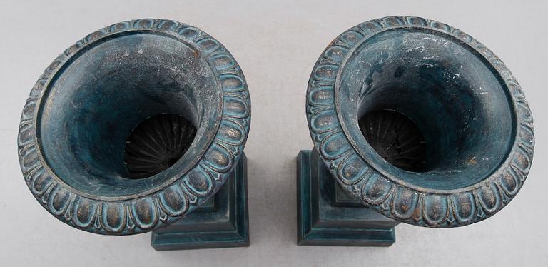 TRÄDGÅRDSURNOR PÅ PIEDESTALER, 1 par, gjutjärn, 1900-/2000-tal.