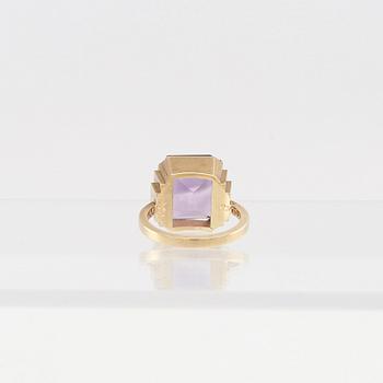 Wiwen Nilsson, ring 18K guld med en trappslipad ametist, Lund 1970.