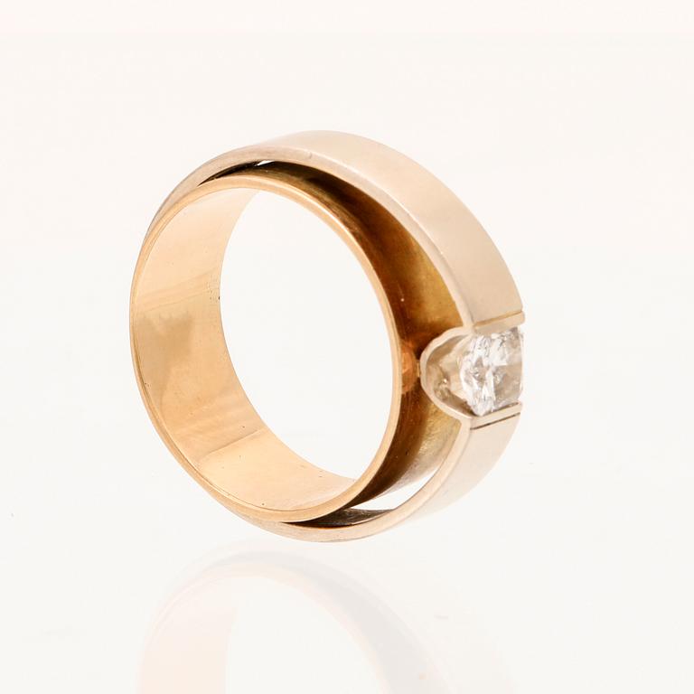 A 9K white and red gold ring with a square radiant cut diamond.