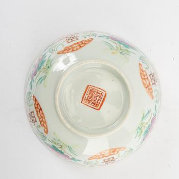 A Chinese porcelain bowl 19th century.