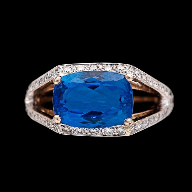 RING, tanzanit, 4.04 ct, med briljantslipade diamanter, tot. ca 0.60 ct.