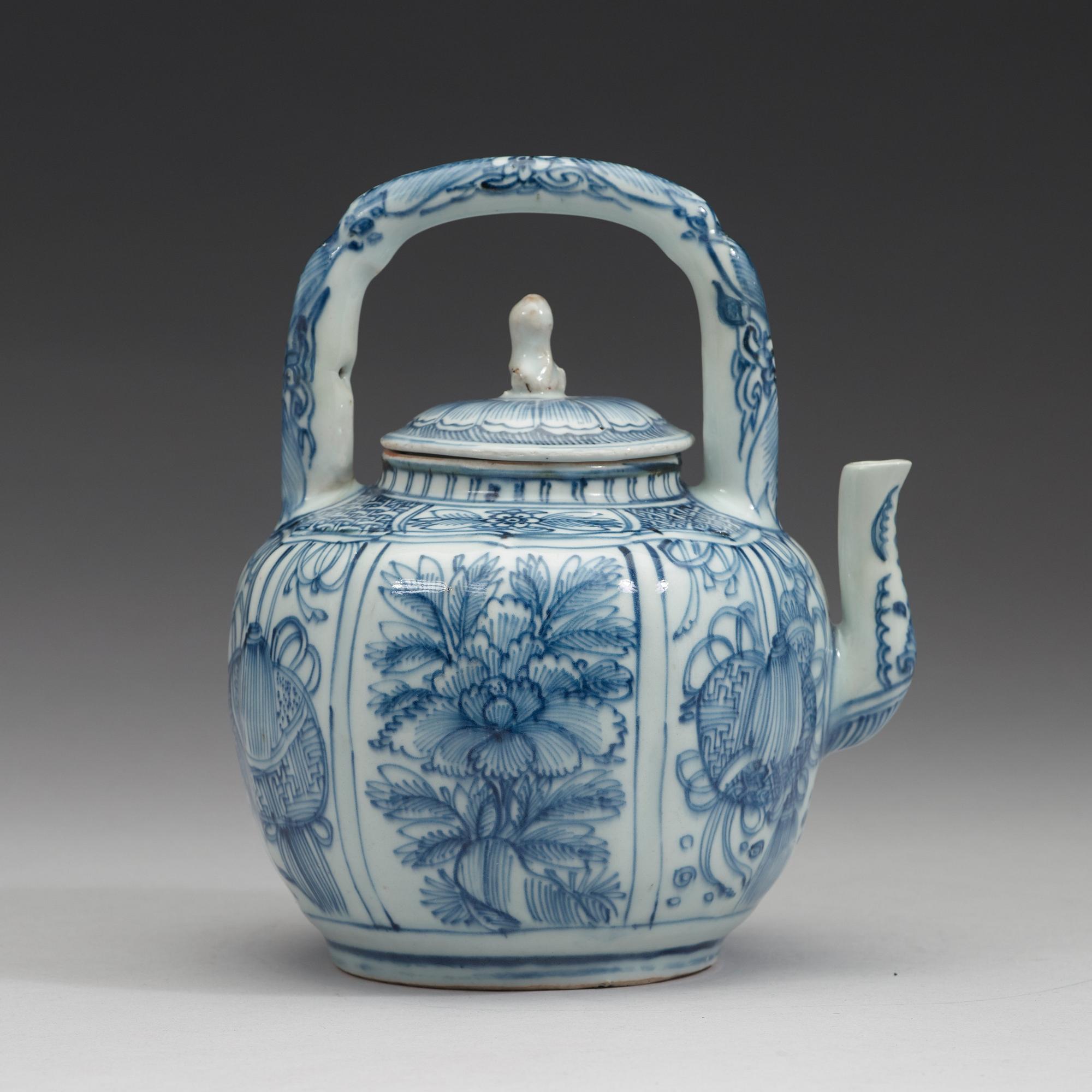 A blue and white porcelain teapot and cover, Ming dynasty (1368-1644).