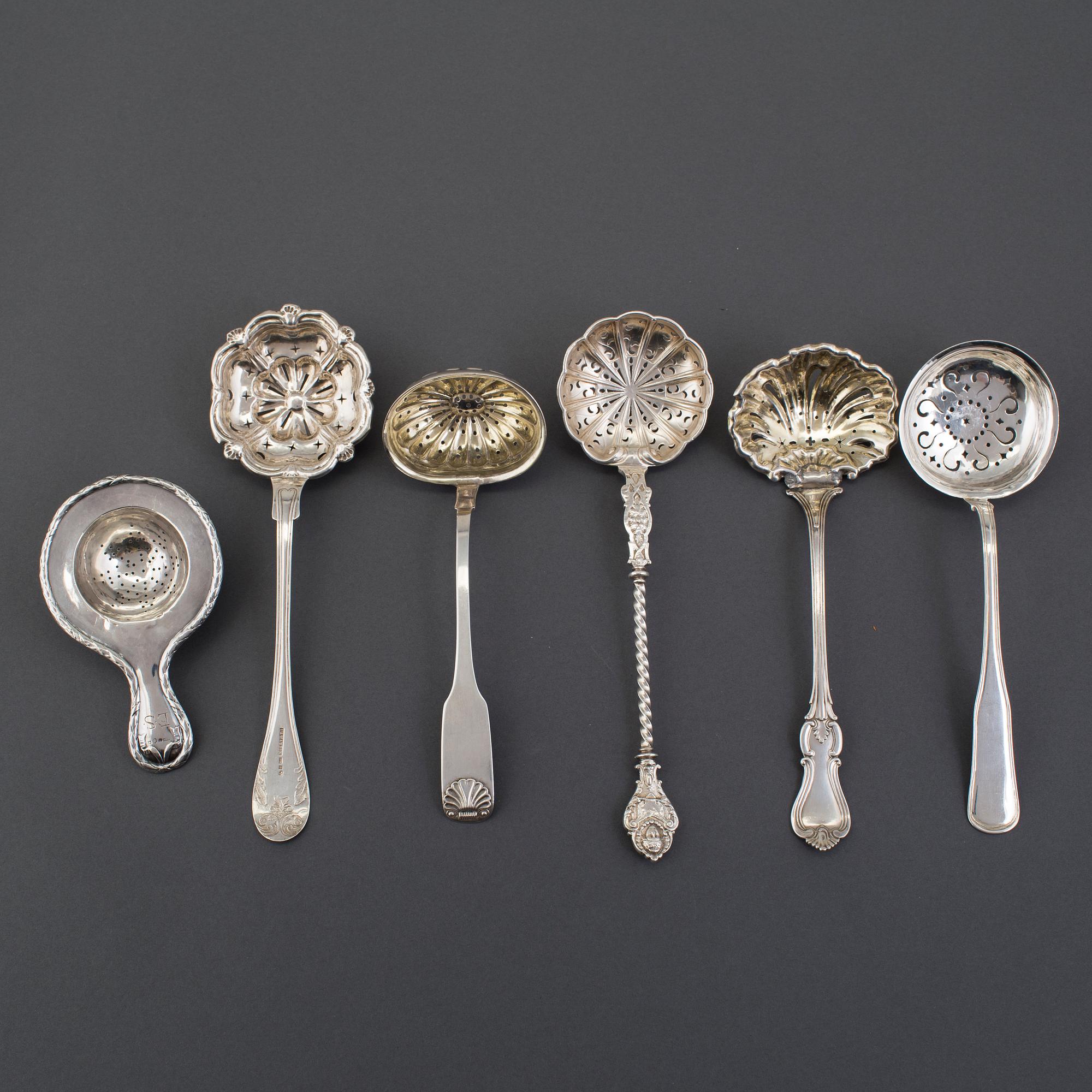 A lot of five silver sprinkle spoons ans a strainer, including IA Hamrin, Sundsvall, 1862.