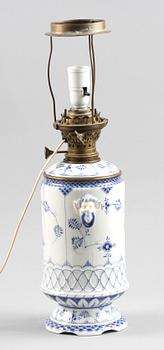 BORDSLAMPA, porslin, "Musselmalet", Royal Copenhagen, Danmark, 1894-1900.