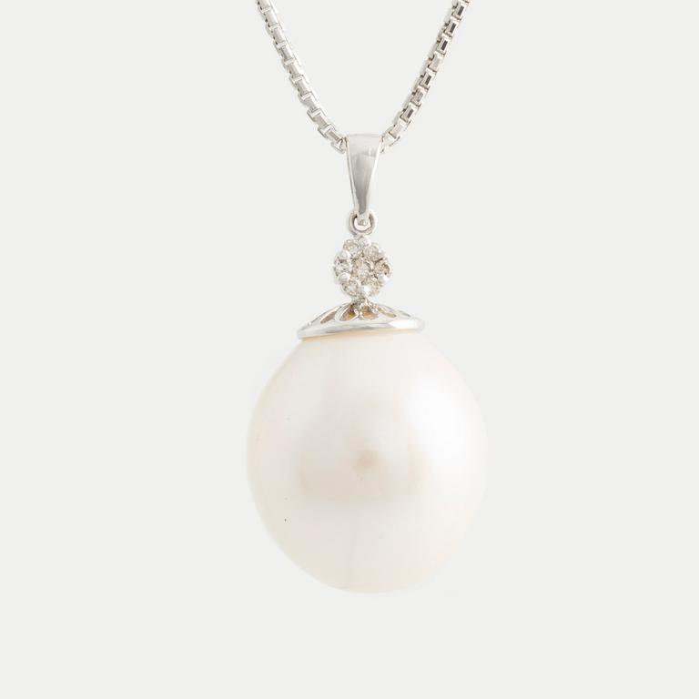 Hängsmycke med odlad sötvattenspärla och briljantslipade diamanter.