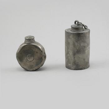 PLUNTOR, 2 st, tenn, en med otydliga stämplar, sannolikt Jönköping, 1800-tal.