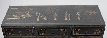 Byrå / sideboard, bemålat trä. Kina, 1900-tal.