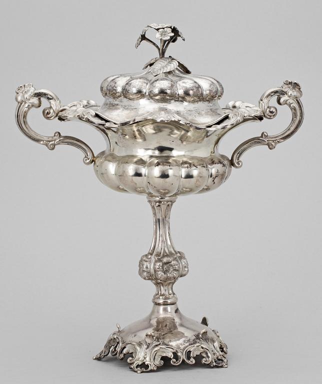 SKÅL PÅ FOT, nyrokoko, silver, Gustaf Möllenborg Feron, Stockholm 1865. Ca 680 g.