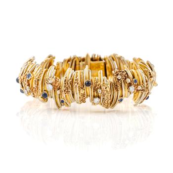 495. An 18K gold bracelet set with round brilliant-cut diamonds and cabochon-cut sapphires.