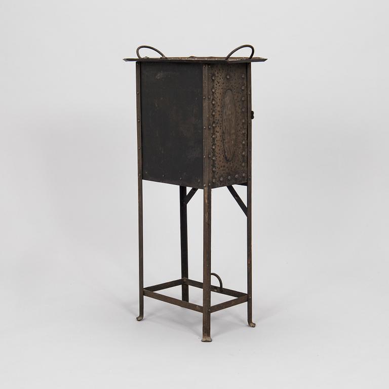 Barskåp / sidobord, koppar, 1900-talets början.