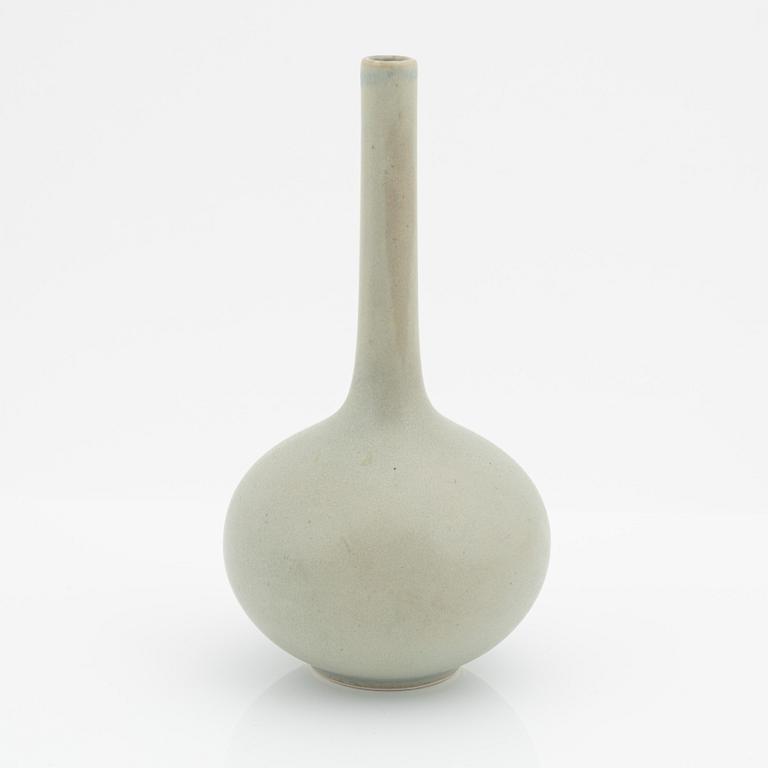 Gunnar Nylund, a stoneware teapot from Rörstrand and two teapots and a vase, Arabia.