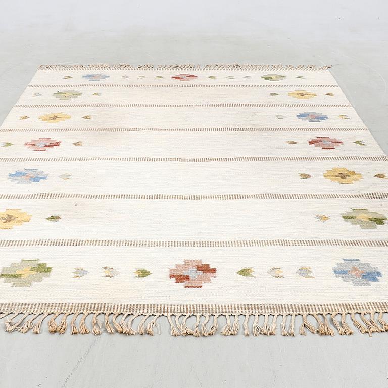 Matta rölakan signerad NN (troligen Nils Nilsson) ca 302x202 cm.