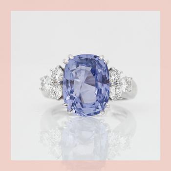 RING, med ljus lila-blå safir 10.14ct, obehandlad enl. certifikat och diamanter ca 1.20ct.