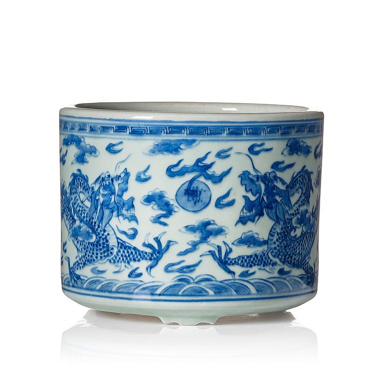 A blue and white four clawed dragon censer, Qing dynasty, 19th Century.
