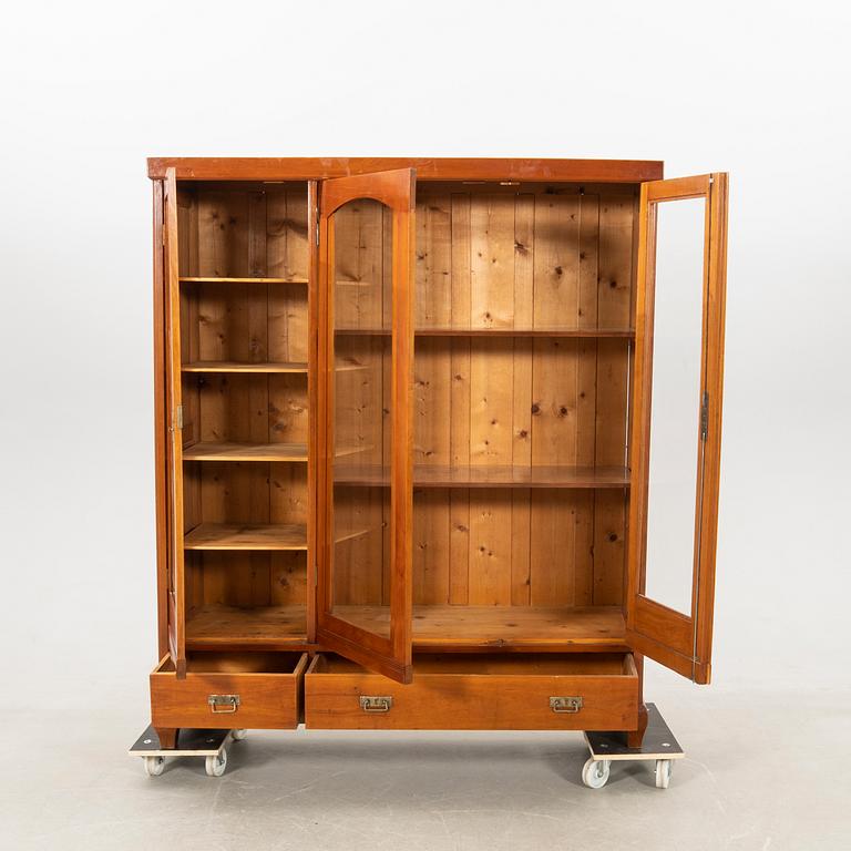 Display cabinet/Bookcase circa 1900.