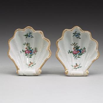 A pair of famille rose salts, Qing dynastin, Qianlong (1736-95).