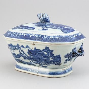 A blue and white tureen, Qing dynasty, Qianlong (1736-95).