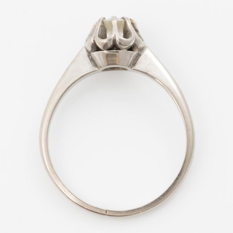 18K white gold ring with a brilliant-cut diamond.