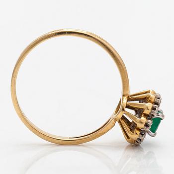 Sormus, 18K kultaa, smaragdi ja timantteja n. 0.05 ct yht. Suomalaiset tuontileimat.