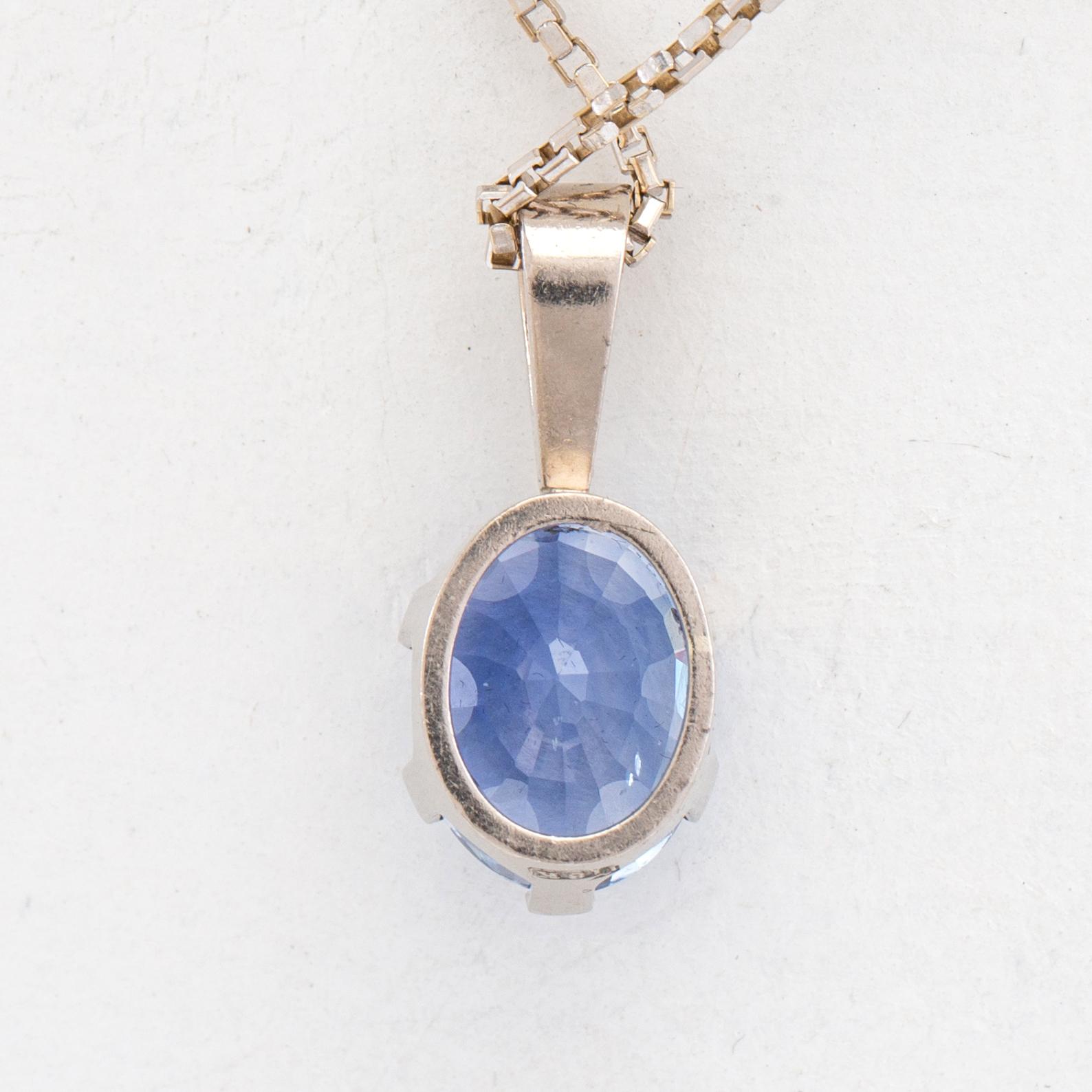 Hängsmycke, 18k vitguld med briljantslipade diamanter och safir.