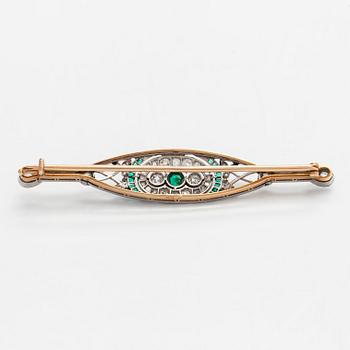Rintaneula, 14K kultaa/platina, smaragdeja sekä vanha- ja ruusuhiottuja timantteja, Venäjä 1908-26.