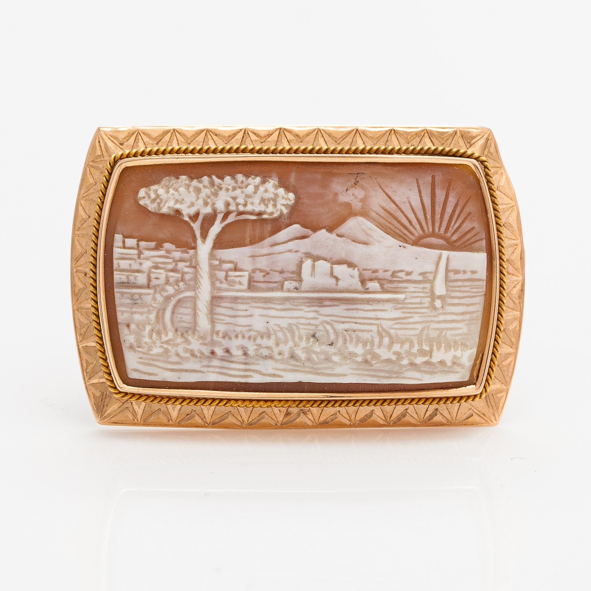 A 14K gold and seashell cameo brooch. Rikhard N. Sund, Helsinki 1958.