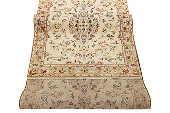 A Kashan runner carpet, c. 385 x 98 cm.
