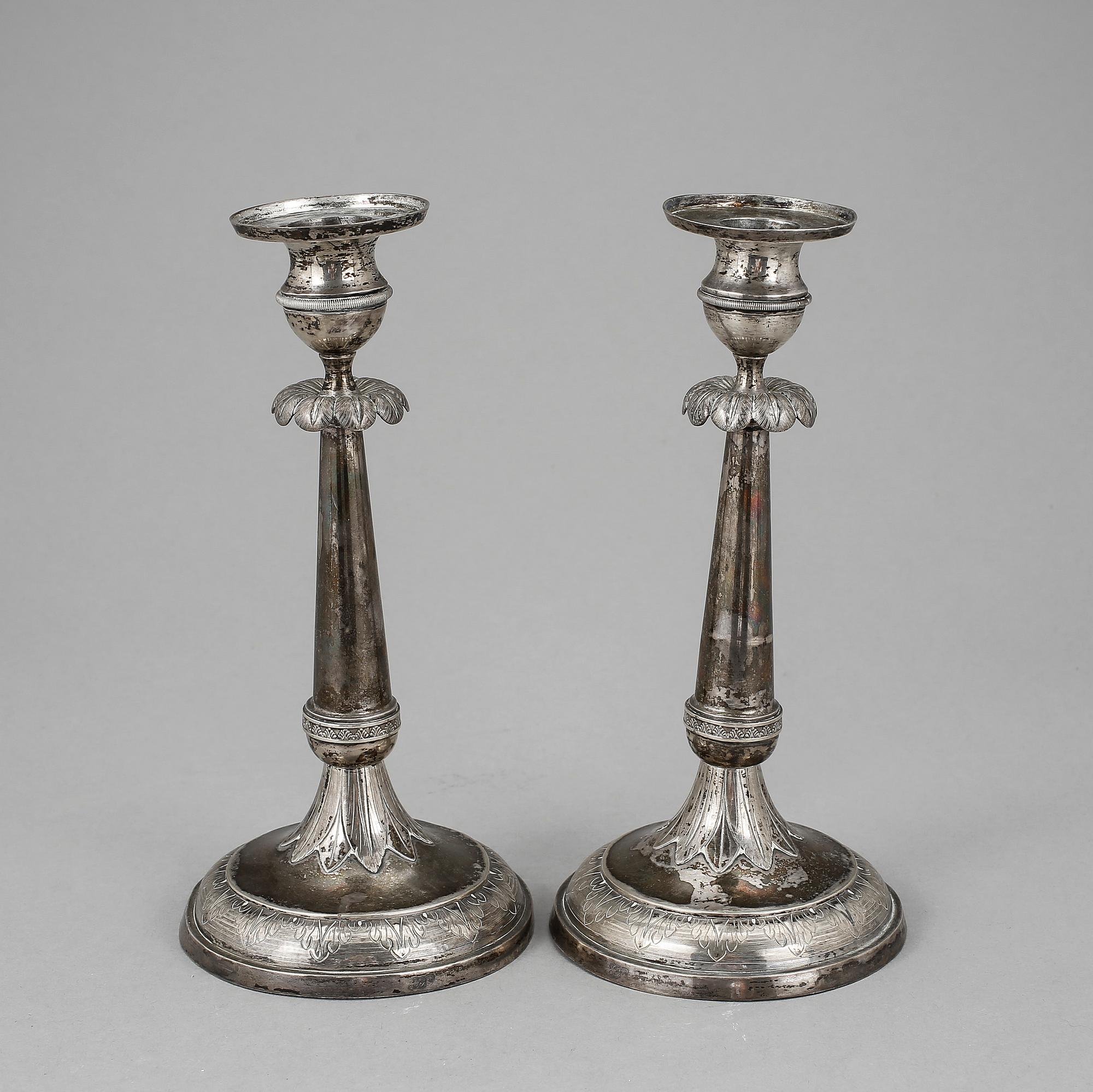 LJUSSTAKAR, ett par, silver, otydliga stämplar, troligen Finland, 1800-tal.