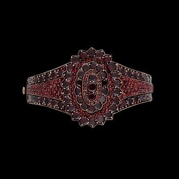 ARMBAND samt BROSCH / HÄNGE, granater, 1800-talets slut.