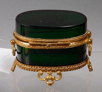 PRYDNADSSKRIN MED DIV INNEHÅLL, metall, glas, renässansstil, omkring 1900.
